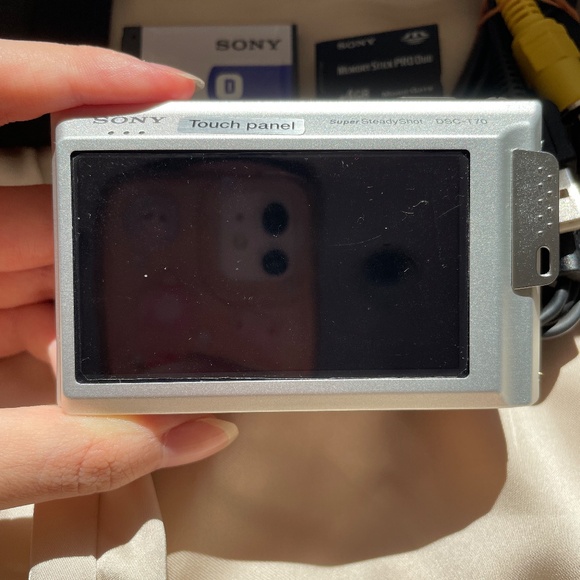 Mint Condition Sony DSC T70 Camera - Picture 2 of 3